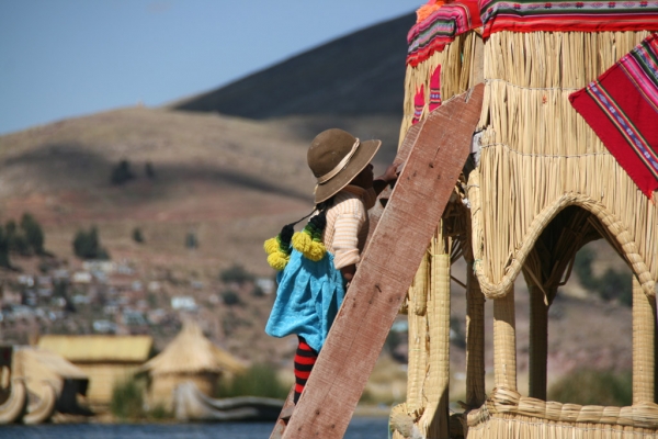 uros_floating_islands_little_girl.jpg
